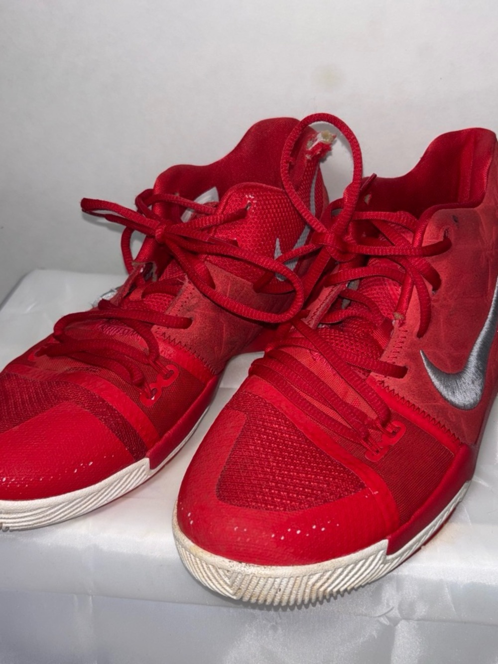 Nike Kyrie 3 Kid’s  Athletic Basketball Shoes with Silver Swoosh